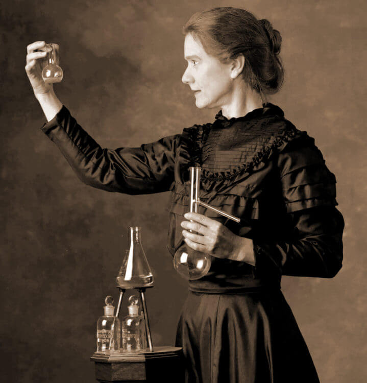 Мария Склодовская-Кюри - открыла радиоактивный элемент радий